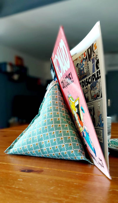 Coussin de lecture & tablette Bobine & Canette
Le coussin de lecture & tablette de Bobine & Canette est super pratique!
Le Coussin de lecture est assez grand pour accueillir un livre, une BD, un magazine, mais aussi une tablette ou un smartphone.
Au petit dej, ou dans le lit, la position est idéale pour bouquiner ou scroller en toute tranquillité.
Ce modèle fait main avec un tissu certifié Oéko-tex, ce qui signifie pas de produits bizarre dans la teinture ;) Coussin de lecture & tablette Bobine & Canette