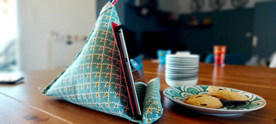 Coussin de lecture & tablette Bobine & Canette
Le coussin de lecture & tablette de Bobine & Canette est super pratique!
Le Coussin de lecture est assez grand pour accueillir un livre, une BD, un magazine, mais aussi une tablette ou un smartphone.
Au petit dej, ou dans le lit, la position est idéale pour bouquiner ou scroller en toute tranquillité.
Ce modèle fait main avec un tissu certifié Oéko-tex, ce qui signifie pas de produits bizarre dans la teinture ;) Coussin de lecture & tablette Bobine & Canette