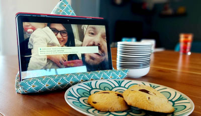 Coussin de lecture & tablette Bobine & Canette
Le coussin de lecture & tablette de Bobine & Canette est super pratique!
Le Coussin de lecture est assez grand pour accueillir un livre, une BD, un magazine, mais aussi une tablette ou un smartphone.
Au petit dej, ou dans le lit, la position est idéale pour bouquiner ou scroller en toute tranquillité.
Ce modèle fait main avec un tissu certifié Oéko-tex, ce qui signifie pas de produits bizarre dans la teinture ;) Coussin de lecture & tablette Bobine & Canette