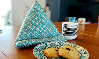 Coussin de lecture & tablette Bobine & Canette
Le coussin de lecture & tablette de Bobine & Canette est super pratique!
Le Coussin de lecture est assez grand pour accueillir un livre, une BD, un magazine, mais aussi une tablette ou un smartphone.
Au petit dej, ou dans le lit, la position est idéale pour bouquiner ou scroller en toute tranquillité.
Ce modèle fait main avec un tissu certifié Oéko-tex, ce qui signifie pas de produits bizarre dans la teinture ;) Coussin de lecture & tablette Bobine & Canette